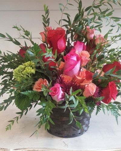 <p>Send her a fairytale before the clock strikes midnight, no glass slippers required. Make your dreams come true with this lovely display of roses.</p>