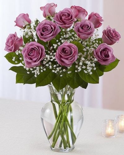 Lavender roses are artfully arranged in a classic glass urn vase. Choose from one dozen,  18 roses or two dozen roses.<del></del>

<hr />

&nbsp;
